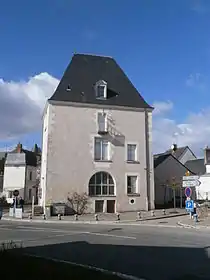 Vue d'un bâtiment isolé à étages ; toiture à quatre pans.