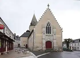 Vue générale d'une église par son pignon ouest ; clocher en arrière-plan