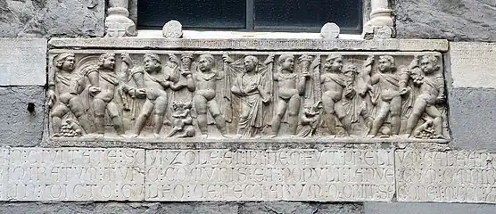 Sarcophage romain incrusté dans la façade.