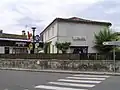 Magasins au centre-bourg.