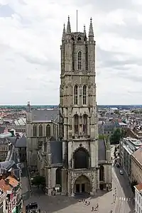 La tour de la cathédrale Saint-Bavon de Gand a possédé une très haute flèche, mais elle fut détruite par la foudre au XVIIe siècle.