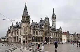 L'hôtel des postes du côté de la place du Marché aux Grains.