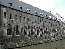 La façade de l'ancien couvent des dominicains de Gand sur la Lys.