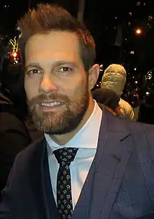 Geoff Stults interprète Walter Sherman.