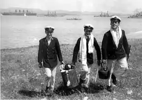 Photo noir-blanc de trois jeunes hommes portant l'uniforme de midshipmen pendant la Première Guerre mondiale.
