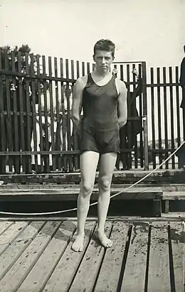 photographie noir et blanc d'un homme en maillot de bain