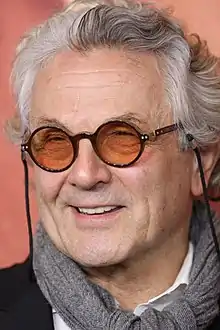 Un homme avec des cheveux gris et des lunettes.