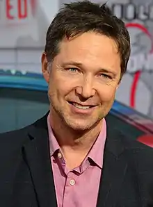 George Newbern interprète Charlie.