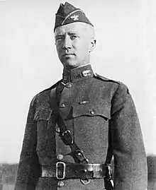 Patton avec un uniforme militaire et un calot