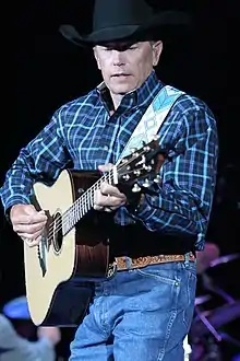 Description de l'image George Strait on stage.jpg.