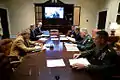 George W. Bush en réunion avec des militaires et en téléconférence avec le vice-président Dick Cheney.