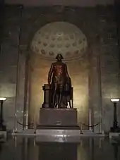 Photo en couleurs d'une statut en bronze de Georges Washington.
