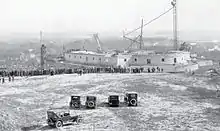 Photo en noir et blanc de la pose de première pierre du mémorial