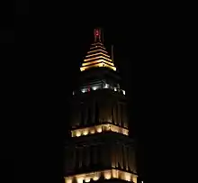 Photo de nuit du sommet d'un bâtiment illuminé par un éclairage de signalisation.
