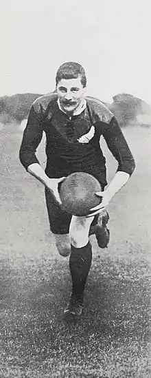 Description de l'image George William Smith running with ball.jpg.