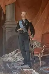 Tableau XIXe montrant un jeune homme blond en grand uniforme, devant une colonne et un rideau de couleur pourpre.