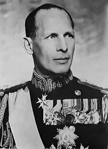 Photographie en noir et blanc d'un homme dégarni en grand uniforme.