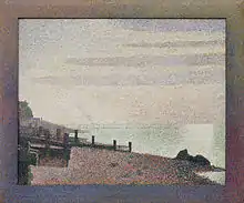 Un tableau pointilliste représentant à l'avant plan à gauche une berge de sable gris sur laquelle une barque a été échouée. L'eau est calme et se fond avec le ciel. Le tout est dépeint dans des tons passés.