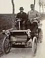 Jules-Albert de Dion avec Georges Bouton pour chauffeur (au Critérium des Motocycles de 1899).