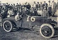 Georges Carpentier (à droite du pilote) s'apprêtant à faire un tour d'honneur avec Jules Goux, à Indianapolis en 1920.