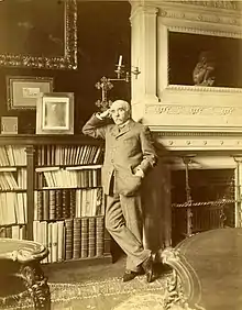 Portrait photographique en pied et en noir et blanc de Georges Clemenceau.