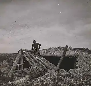 Georges durant la Première Guerre mondiale, un rouleau de raphia, prêt à être installé pour le camouflage.