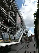 Le centre Pompidou vu de l’esplanade en 2009.