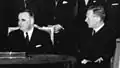 Maurice Couve de Murville (à droite), le 22 janvier 1963, avec Georges Pompidou (à gauche). Il lui succédera en 1968 en tant que Premier ministre.