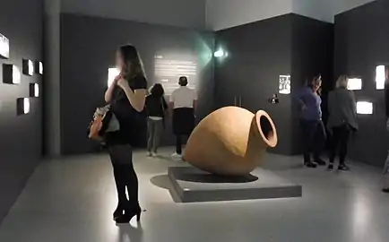 Une des expositions à l'intérieur de la Cité du Vin.