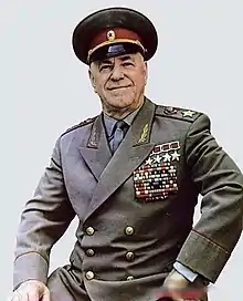 Photo en couleur d'un homme en uniforme, la poitrine gauche couverte de décorations.