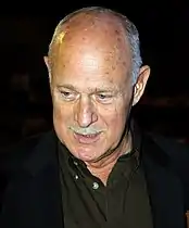 Gerald McRaney dans le rôle de Raymond Tusk