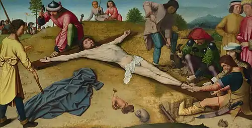 Jésus est cloué au sol sur la croix, un homme tire ses jambes avec une corde