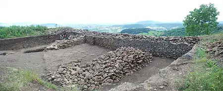 Fouilles archéologiques sur le plateau de Gergovie dans le département du Puy-de-Dôme : vestiges du mur d'enceinte de l’oppidum.