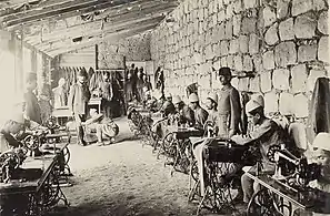 Atelier d'habillement des troupes ottomanes en 1917.