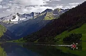 Vue de la Wildgerlosspitze (au centre) depuis le Gerlos Stausee.