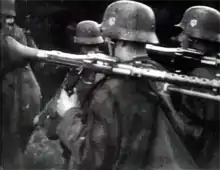 Photographie en noir et blanc de soldats allemands pénétrant en Pologne