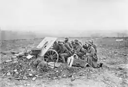 Équipe de pièce de canon antichar avec canon de 7,5 cm, octobre 1918.