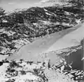 Le destroyer allemand Z33 dans le fjord de Forde, visible en bas de l'image et son remorqueur en attente plus haut à gauche (9 février 1945).