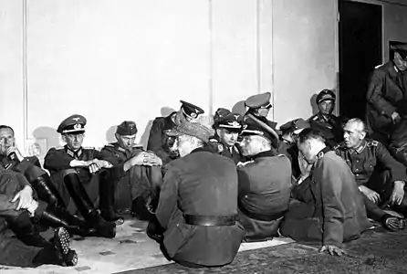 Officiers et personnels allemands prisonniers à l'hôtel Majestic, peu après la Libération.
