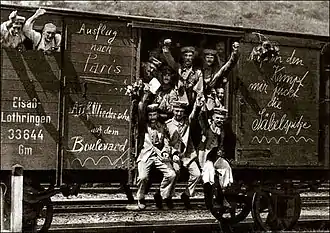 Photo d'un wagon à marchandises rempli de soldats allemands.