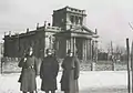 Soldats allemands devant la synagogue détruite