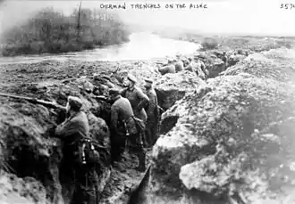 Tranchée allemande, parallèle à l'Aisne, 1917. Le risque d'inondation s'ajoute à ceux de la guerre.