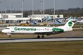 Un Fokker 100 de Germania à l'aéroport de Munich