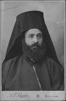photographie noir et blanc : portrait d'un homme barbu portant une coiffure religieuse