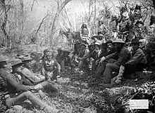 Geronimo et des membres de son groupe avec le général Crook et ses hommes.