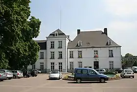 Hôtel de ville : façades et toitures de la partie ancienne et cabinet du bourgmestre; deux tours à l'entrée du parc et pavillon de jardin (M) et alentours (S), avenue Reine Astrid, n°11