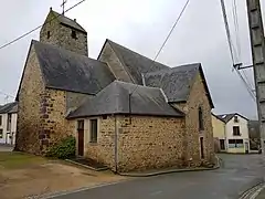 L'église de Gesvres, en grès roussard typique.