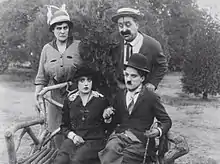 Phyllis Allen, Mack Swain, Mabel Norman et Charlie Chaplin dans Charlot et Mabel en promenade