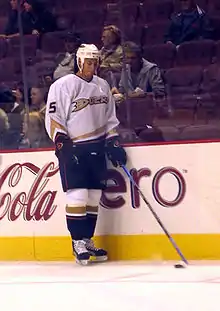 Photographie de Ryan Getzlaf avec le maillot blanc des Ducks.