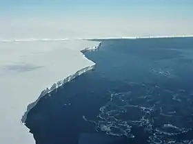 Vue de la barrière de Getz. La falaise de glace mesure environ 60 m de haut et s'étend environ 300 m sous le niveau de la mer.